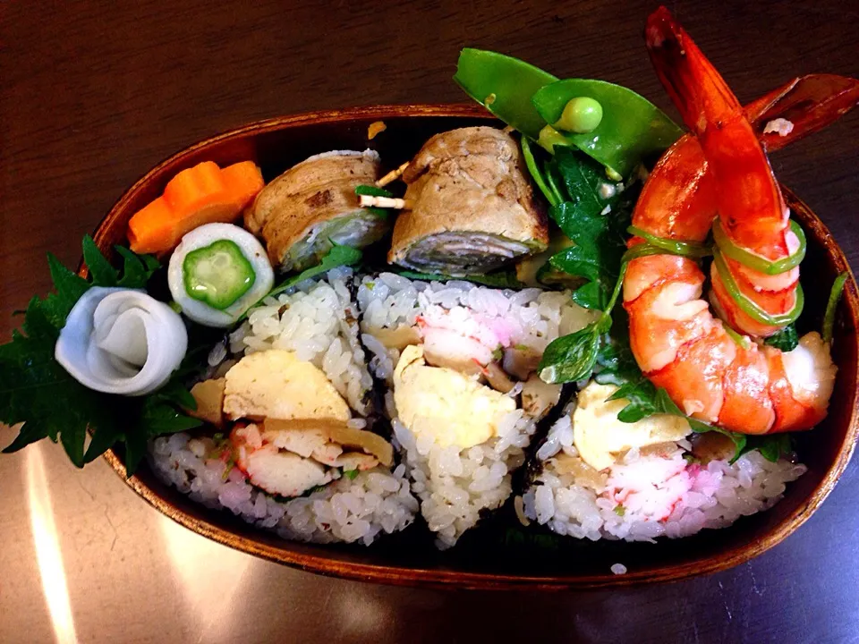 今日の私のお弁当🎵 標高6センチの三角巻き寿司、新キャベツと豚肉の渦巻き、海老のマヨ焼きo(^▽^)o|とんちんさん