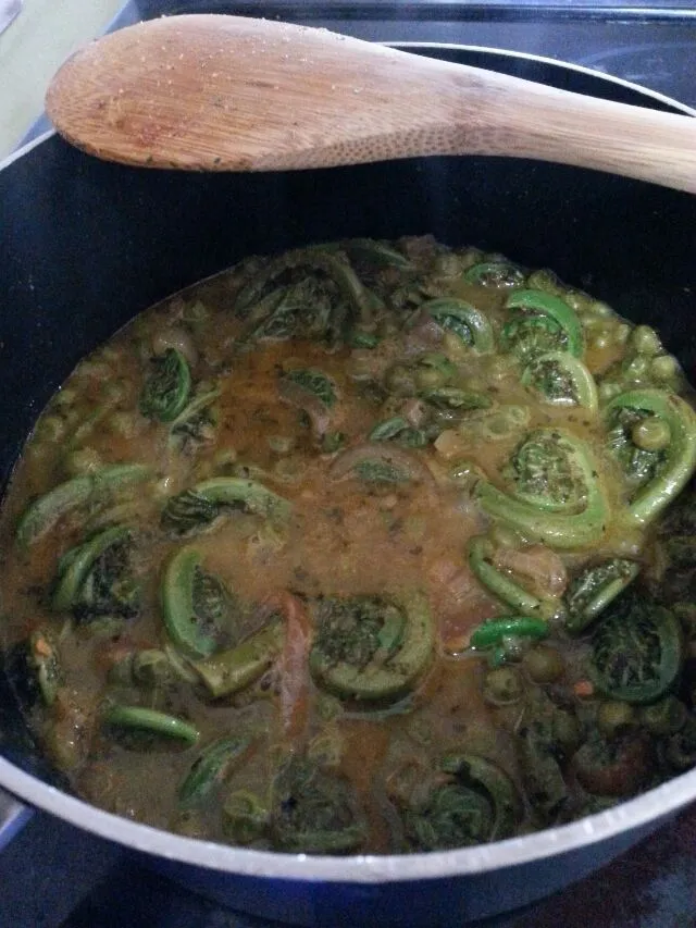 making up a greengoddes sauce with shallots, fiddleheads, spices, and peas.|Polly Gelfusoさん