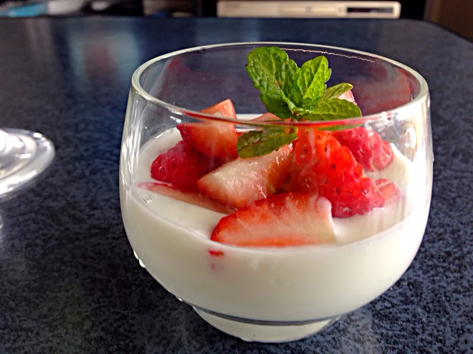 Yoghurt with fresh strawberry|viviさん