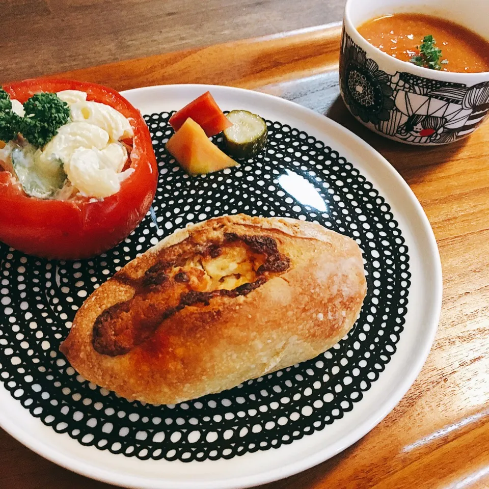 朝ごはん。マヨルカで買ったチーズバゲットにいただきもののトマトときゅうりを使ってマカロニサラダ。トマトの中身と玉ねぎとセロリで適当スープにピクルス。|yukko7740さん