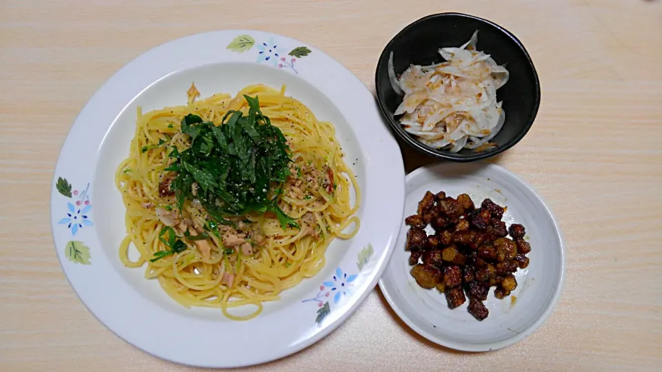 Snapdishの料理写真:5月８日　ツナと大葉のにんにく黒胡椒パスタ　コロコロごぼう　玉ねぎサラダ|いもこ。さん