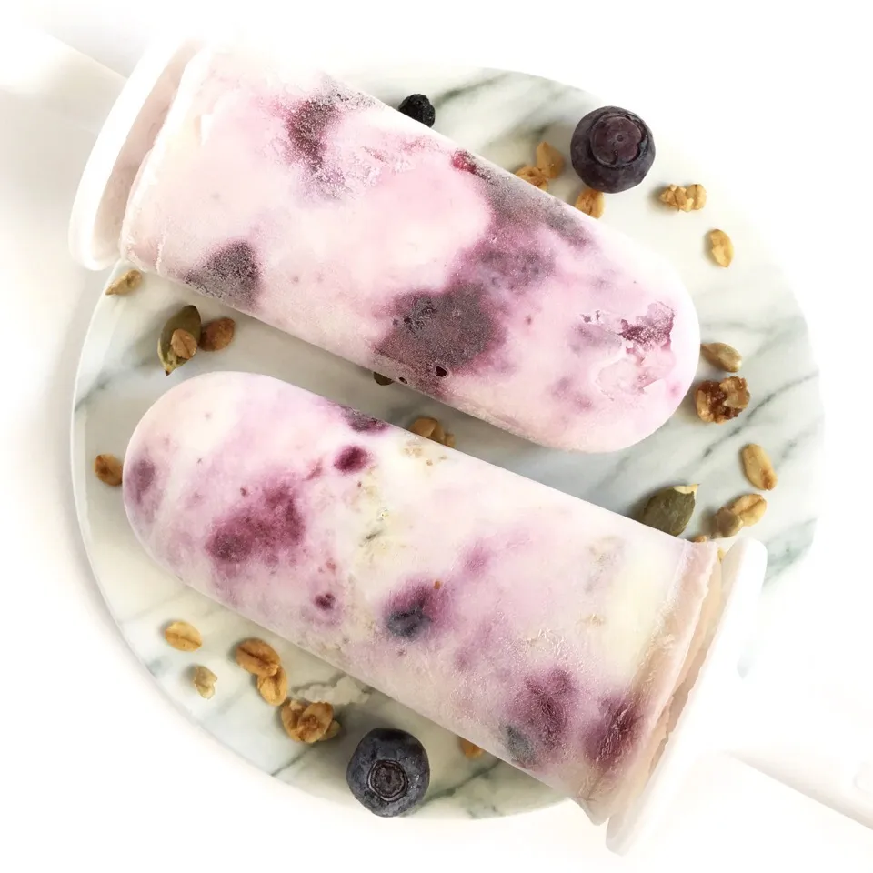 Homemade frozen yogurt popsicles  with mixed berries and granola|coxiella24さん