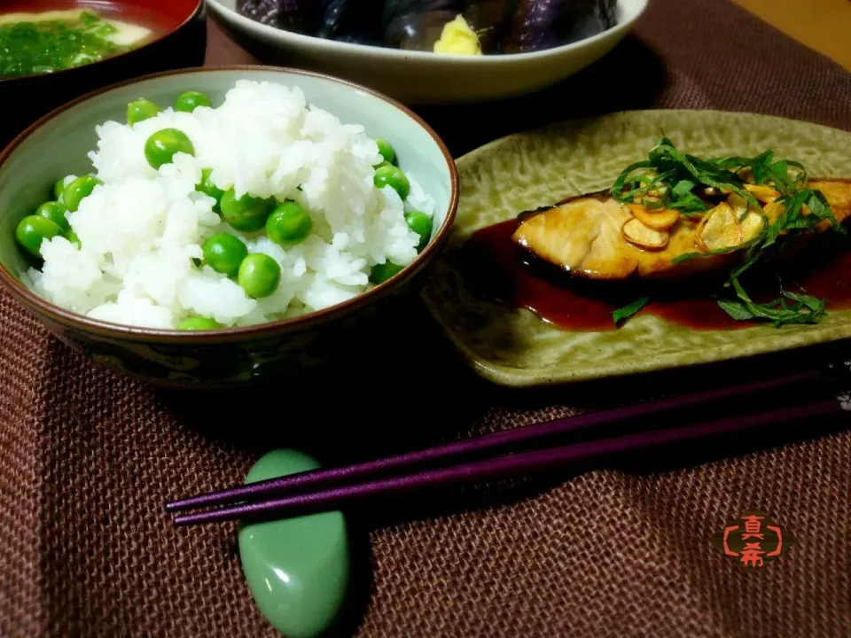 まるちゃんのグリーンピースご飯とブリのにんにく照り焼き|真希さん