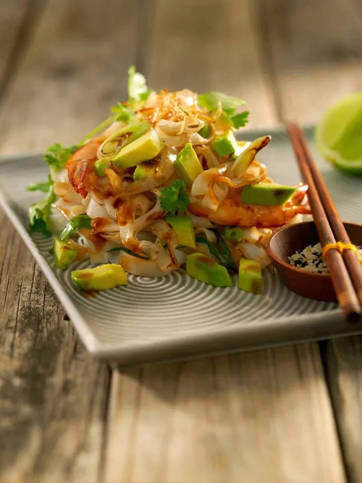 Asian Noodles with Ginger, Garlic and Avocado|💕Food Love💕さん