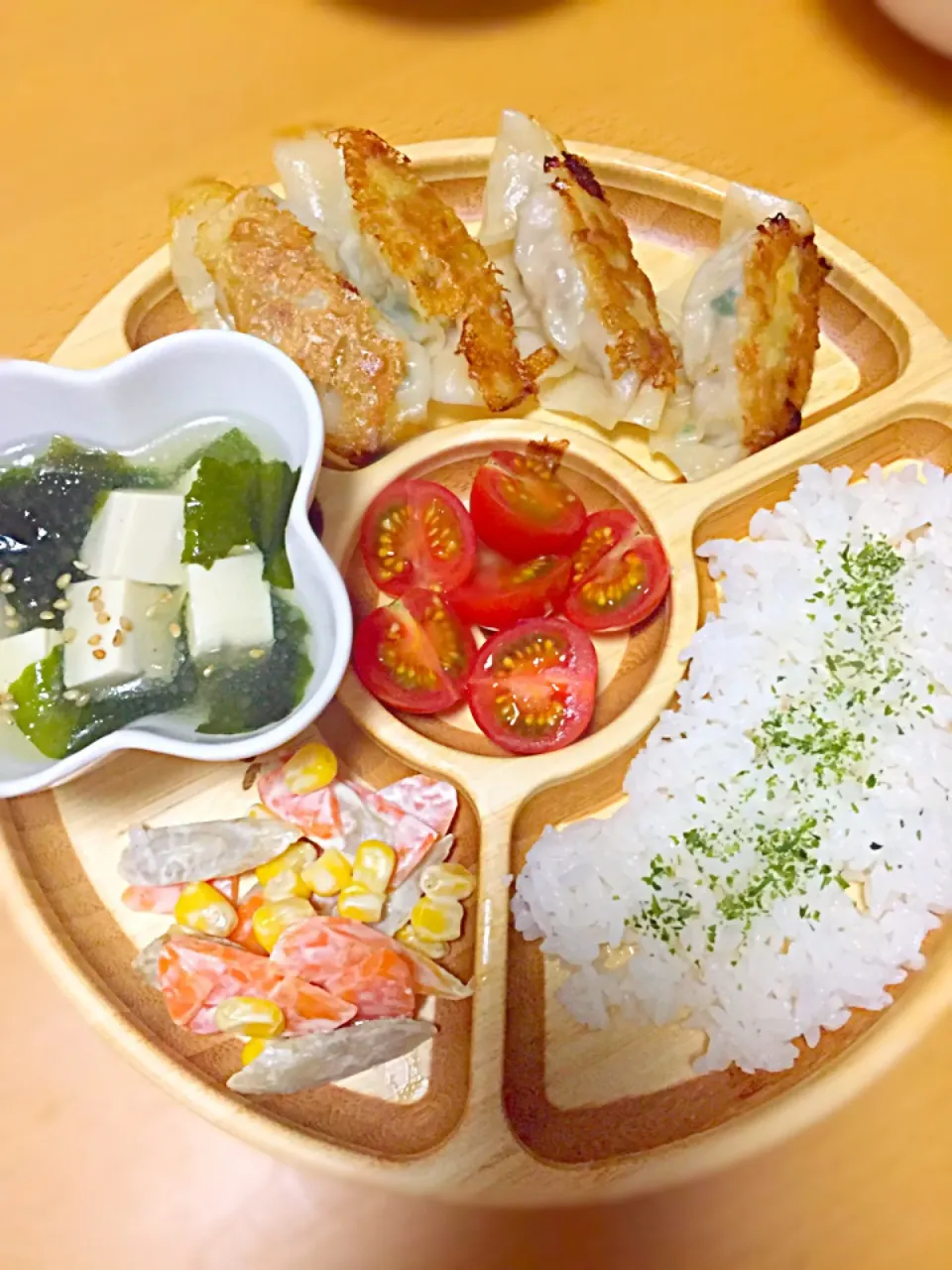 さな飯(餃子 ごぼうサラダ ミニトマト わかめと豆腐の中華風スープ)1歳4ヶ月 #離乳食後期 #さな飯|えりこさん