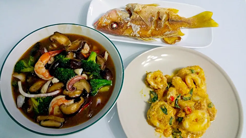 Snapdishの料理写真:Salted Egg Squids + Stir fry Broccoli + Crispy Fried Fish|🌷lynnlicious🌷さん