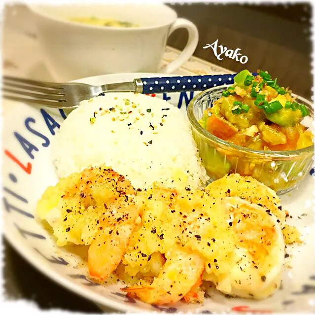 ガーリックシュリンプ、サーモンとアボカドのポキ、ロングライススープ|亜矢子さん