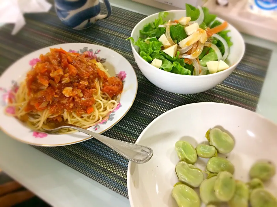 Snapdishの料理写真:トマトソースのパスタと、採れたてそら豆と、サラダ|あいさん