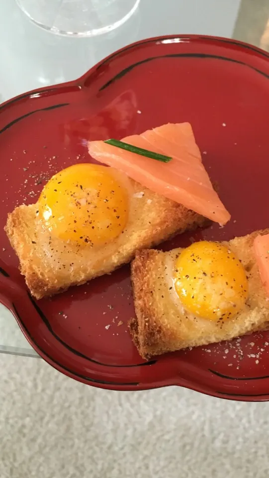 Truffle Buttered Brioche with Quail Egg & Smoked Salmon|Christine pavelkaさん