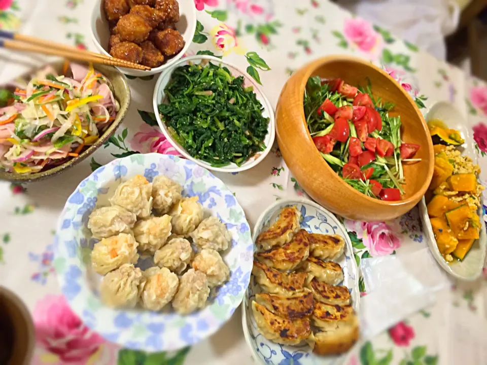 ヘルシーでカラフルな晩ごはん♥️ ほうれん草胡麻和え/水菜とトマトのサラダ/ハムマリネ/ベジ餃子/エビと黒豚焼売/南瓜と鶏ひき肉の煮物/肉団子|ありさん