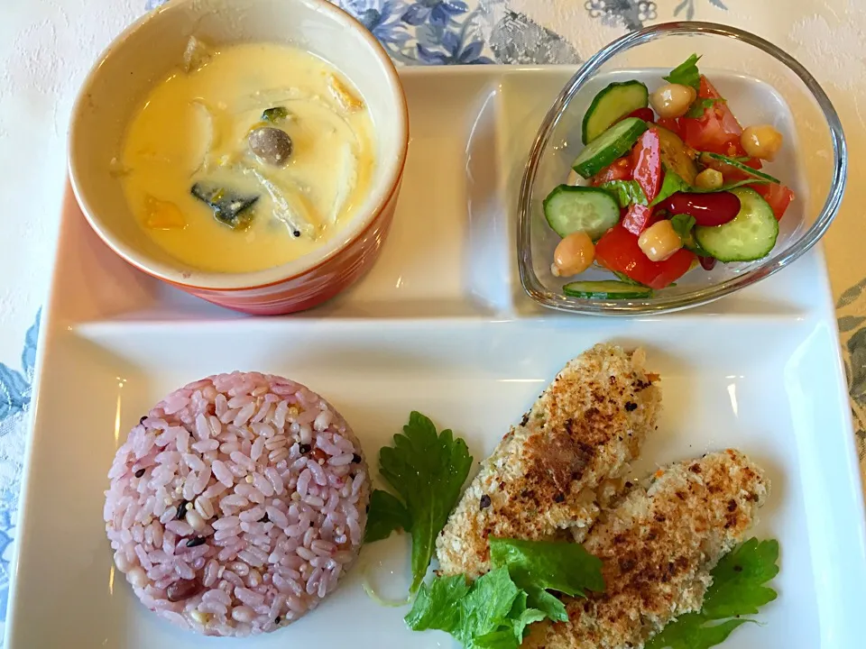 朝ごはん
豆のサラダ&鮭の香草パン粉焼き等|Ayuさん