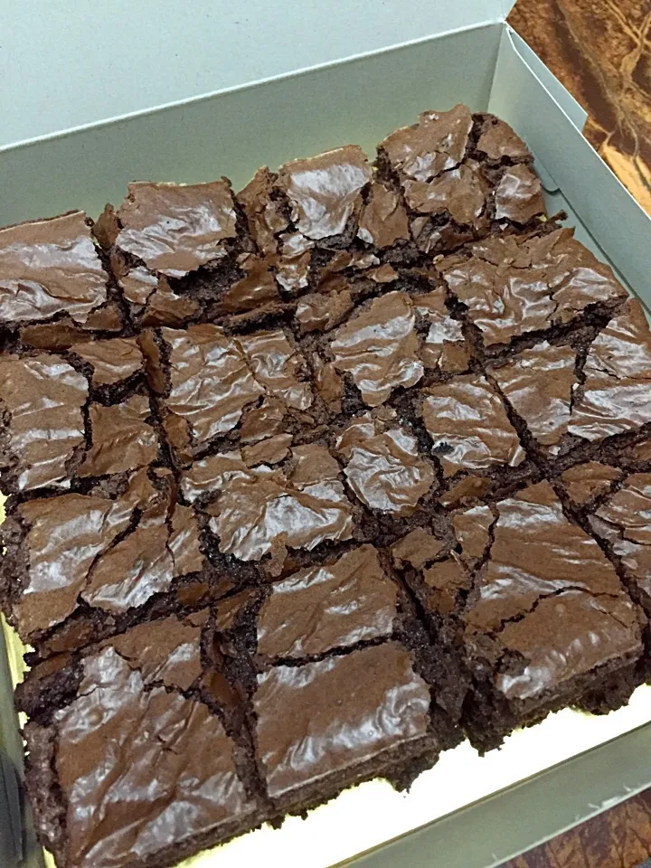 Glorious glorious cracks! Belgian chocolate brownies 😋|Amy Aliyyaさん