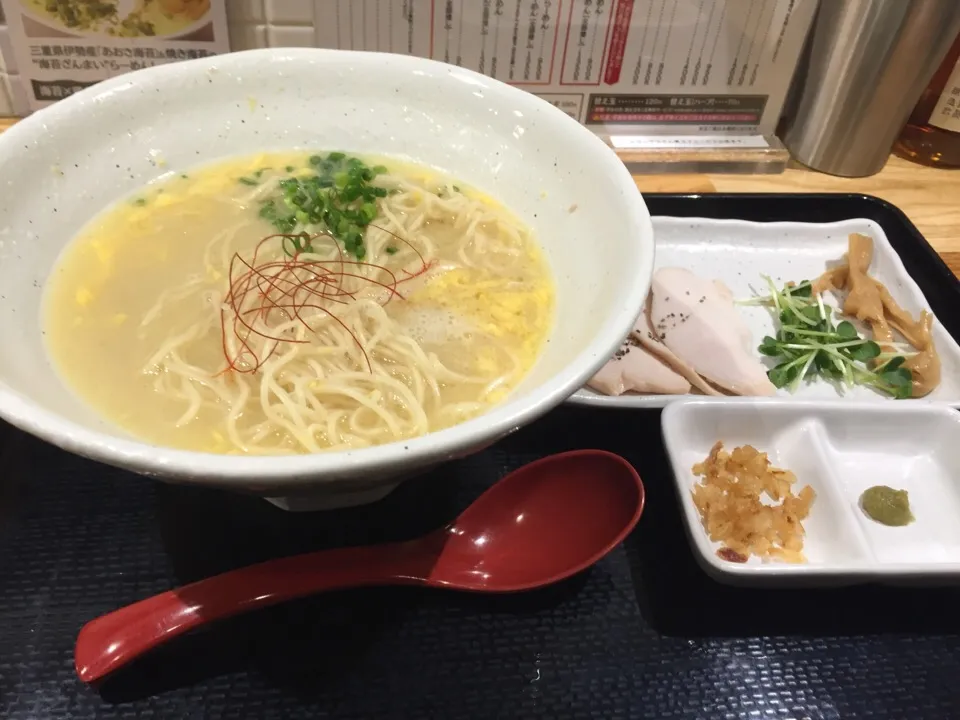 Snapdishの料理写真:【一宮鳥白湯】わくわく卵とじ鳥白湯ラーメン|りをさん