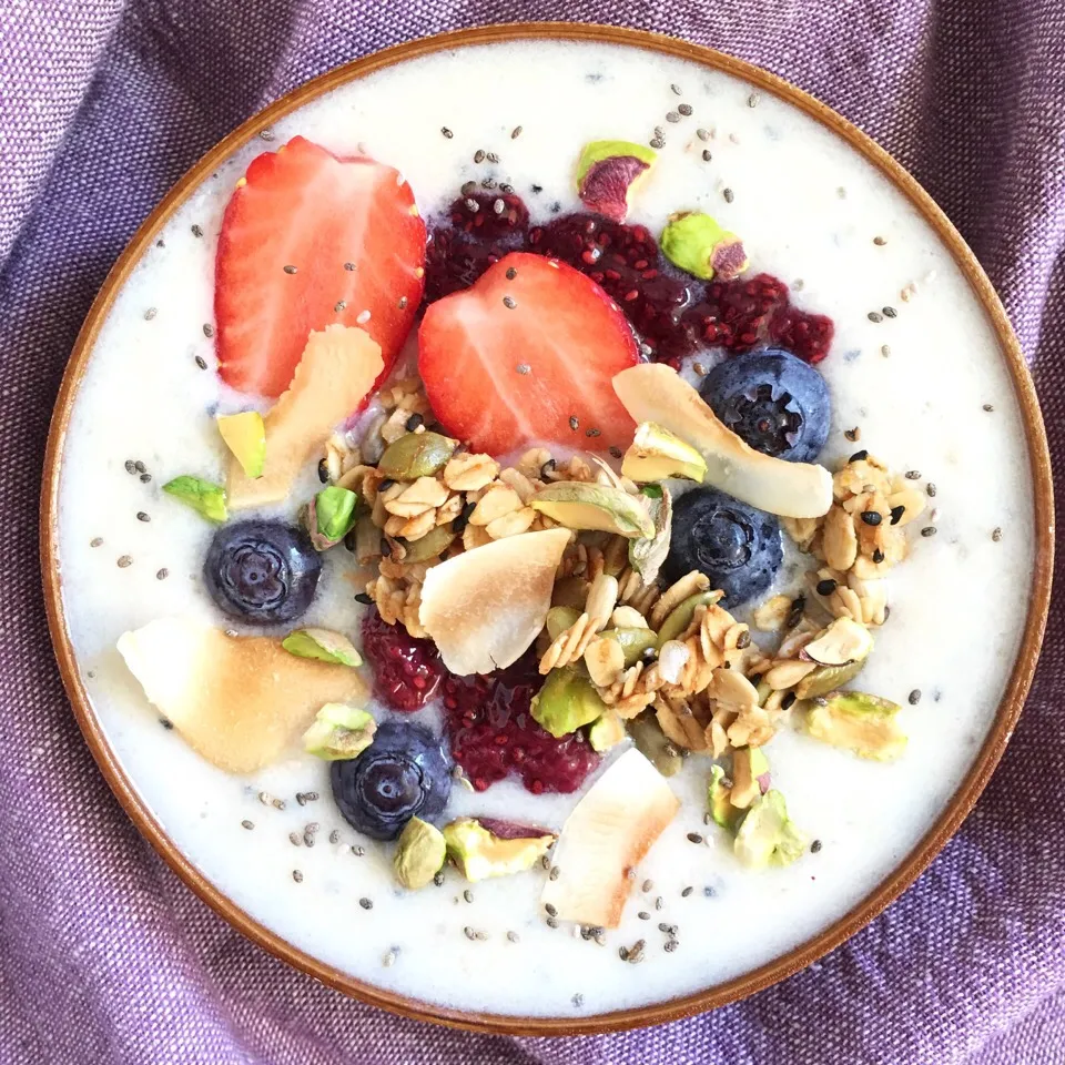 Dragonfruit smoothie bowl with fruits, granola, nuts and seeds|coxiella24さん