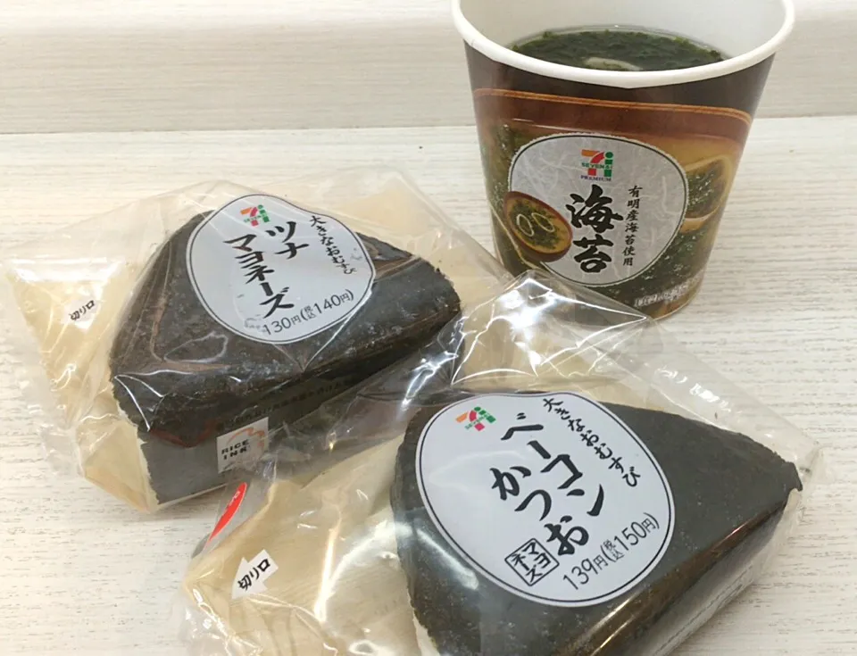 おにぎりと海苔のお味噌汁を頂きました。|momongatomoさん