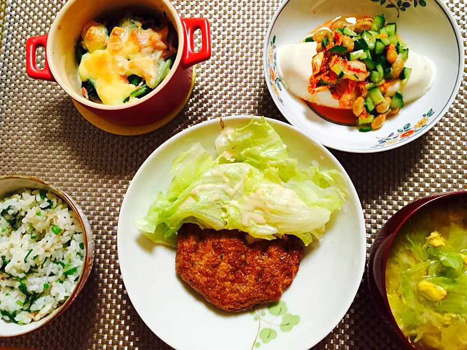 先日の献立  

前に載せたセリ混ぜご飯 
イワシバーグ 
納豆キュウリキムチかけ冷奴 
ほうれん草ベーコンのチーズ焼 
春キャベツと玉子の味噌汁|さえさん