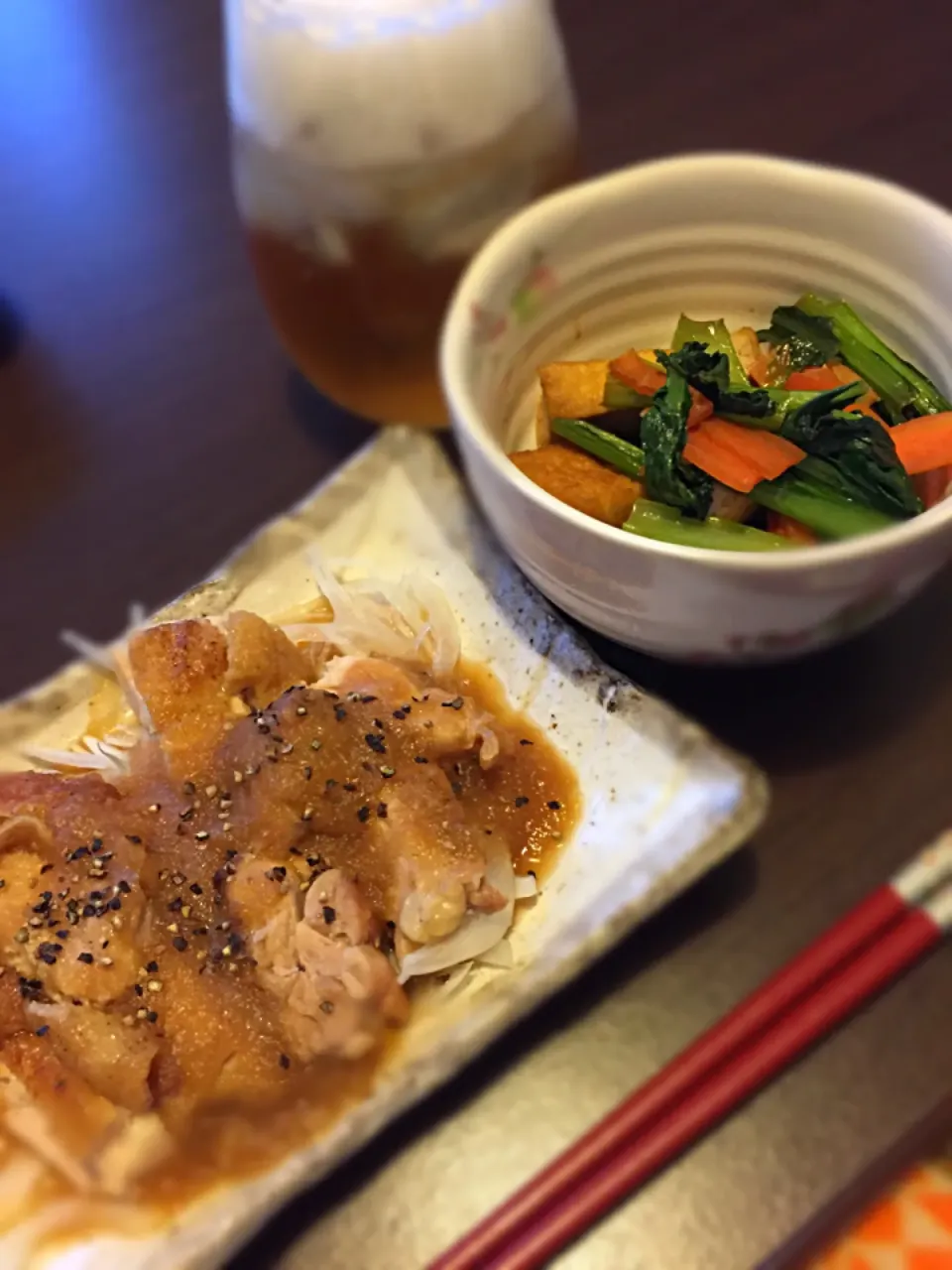 小松菜と厚揚げの炒め煮、鶏モモの玉ねぎソースソテー😁|くろさん