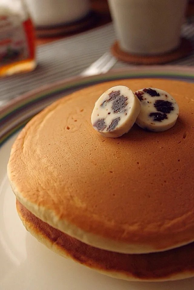 ホットケーキ、レーズンバターのせ。|はさん