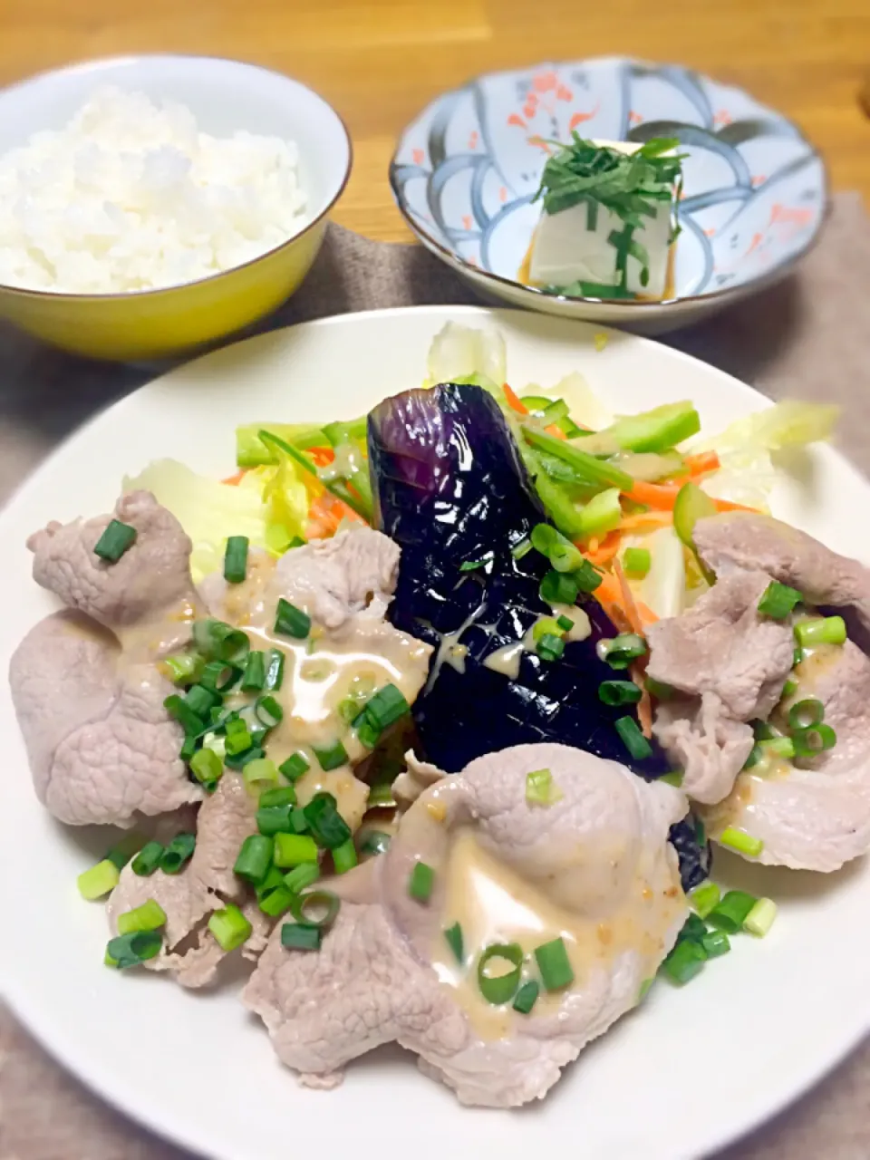 Snapdishの料理写真:豚しゃぶと素揚げナスのサラダ風|morimi32さん