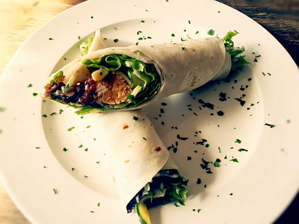 Chickpea balls Wrap: Chickpea balls, cucumber & garlic raita, baby marrows, caramelised onions and salad leaves|Sergio Lacuevaさん