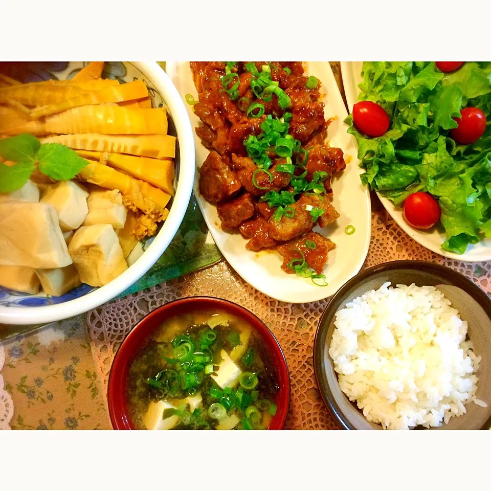 カルビ焼き肉、高野豆腐とハッチクダケの炊いたん、豆腐とワカメの味噌汁、サラダ(o^^o)|Mami  Kisiさん