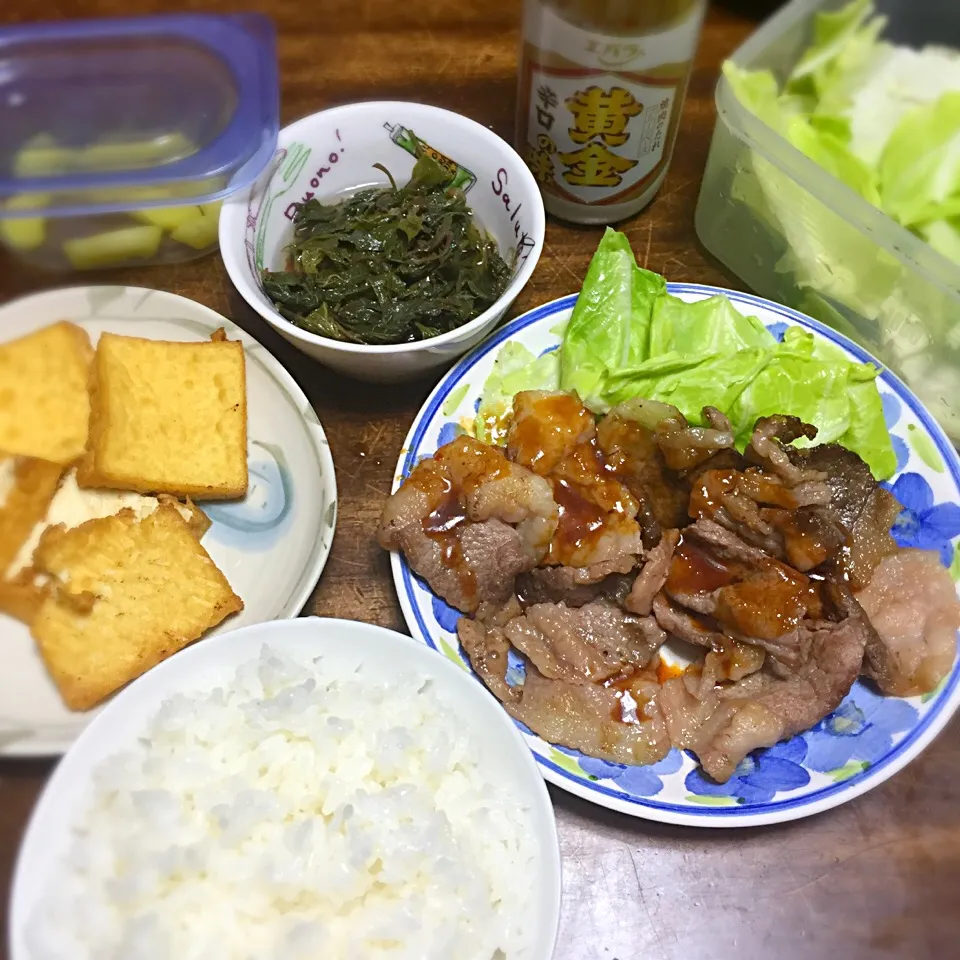 Snapdishの料理写真:普段は、これよりもっと質素で大雑把な食卓なので、なかなかSDにはアップされない夕食編〜豚焼肉、炙り厚揚げ、臭木菜のお浸し、母の漬物、ちぎりキャベツ〜|ち〜おんさん