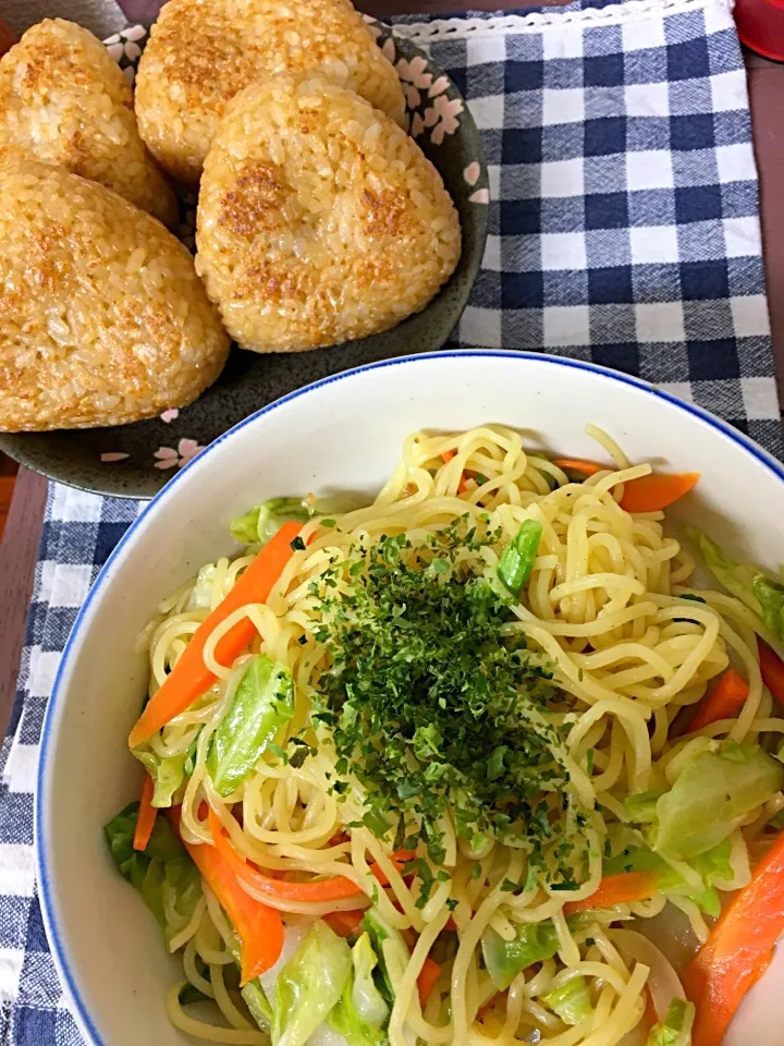 旦那の夜ご飯は塩焼きそばと焼きおにぎり|みほちさん