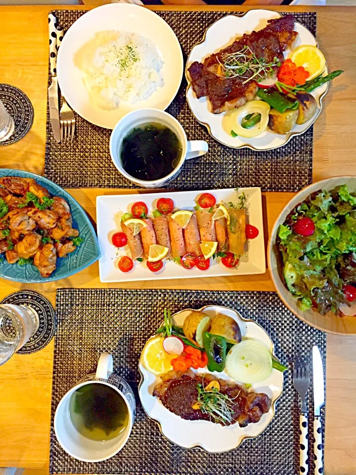 Snapdishの料理写真:夜ごはん🍽 ステーキ 生ハムサラダ 鶏肉とオニオン炒め|kasumiさん