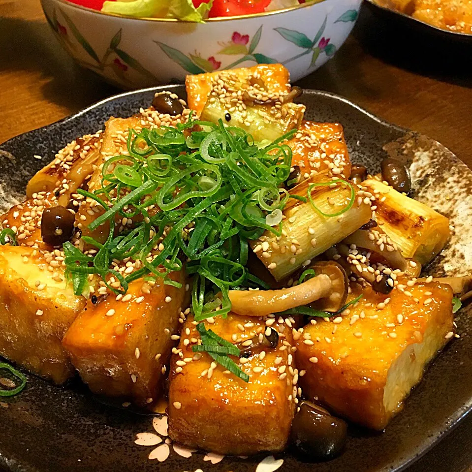 Snapdishの料理写真:厚揚げ、白ネギ、しめじの照り焼き ニンニク入り〜❤️|ゆうみん（4人の母ちゃん）さん