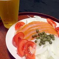 Snapdishの料理写真:新玉ねぎ&サーモンのケーパー添え|蘭さん