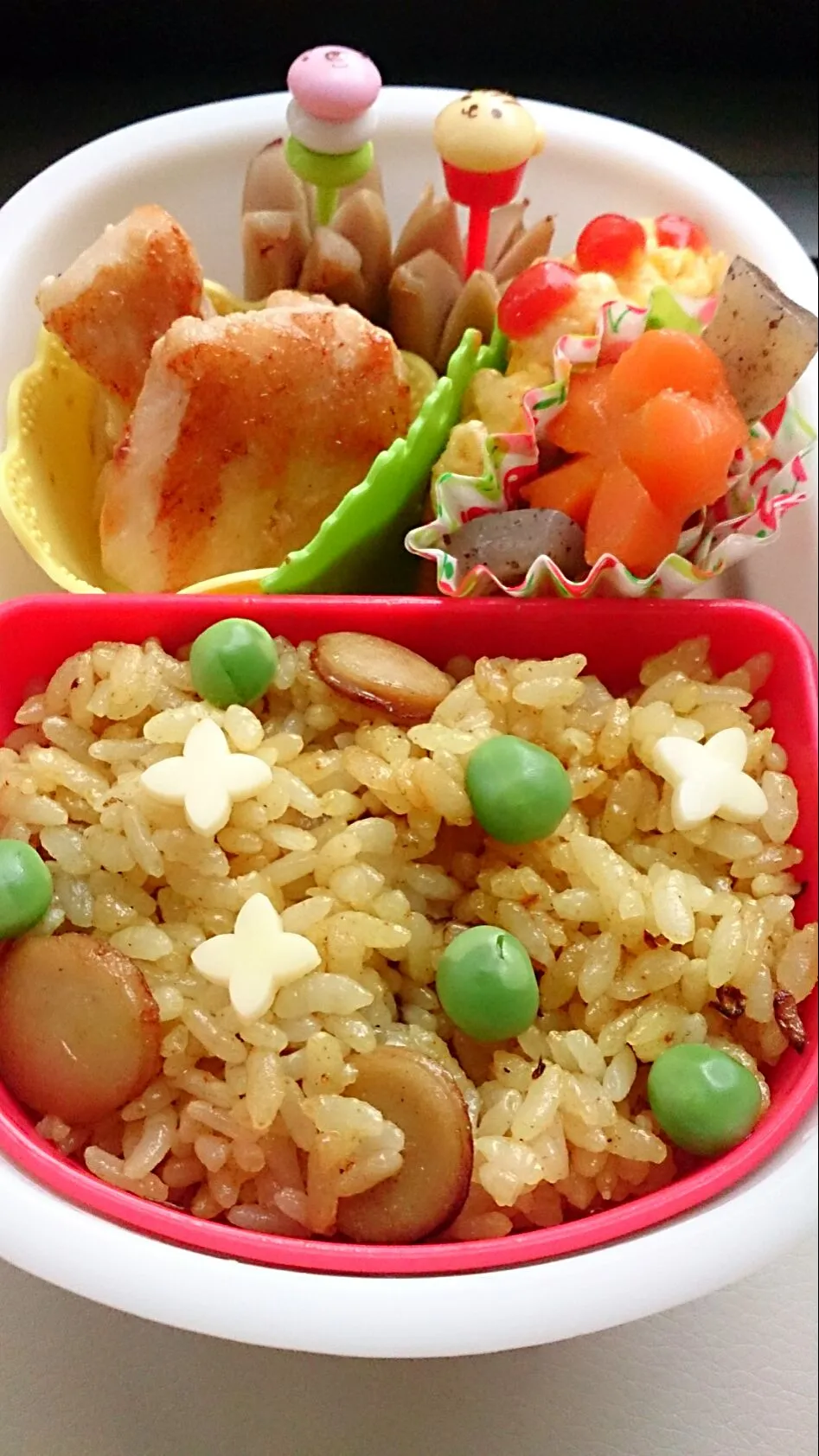 カレー炒飯弁当☆幼稚園弁当
カレー炒飯
ウインナー、一口オムレツ、塩麹鶏、蒟蒻煮物、お花の人参|とだともさん