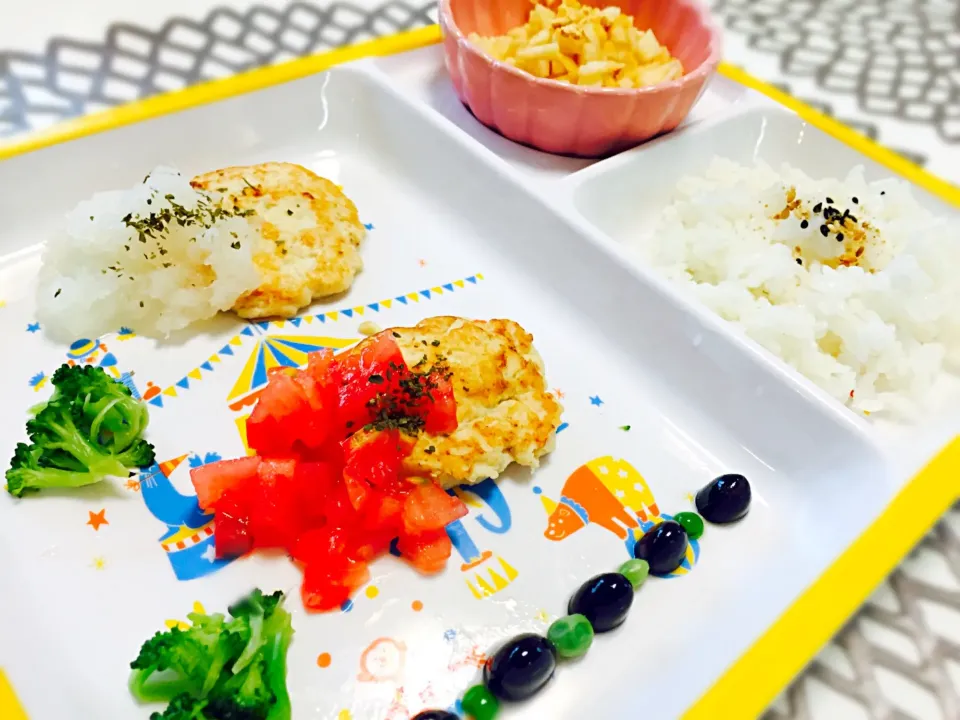 後期食後期🍙🍀

豆腐ハンバーグ〜おろし＆トマト〜
ブロッコリー
ごはん
ホロホロきな粉リンゴ

１歳０ヶ月🍼|ささん