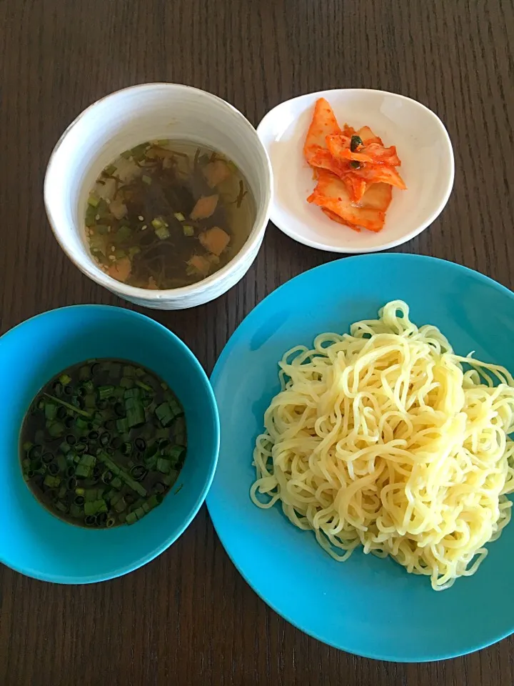 5月12日朝ごはん ざるラーメン もずくスープ キムチ|やすこさん