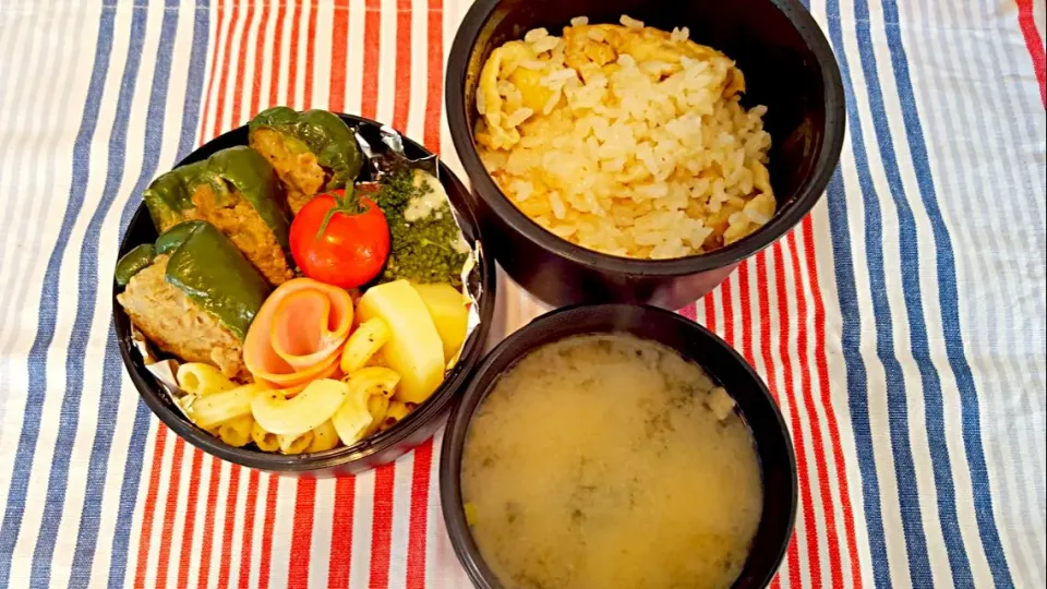 お弁当。アジアチキンライス？とピーマンの肉詰めとカルボナーラ風温野菜とマカロニ。作ってくれたチキンライスを逆に詰め替えすってゆう乁( ˙ ω˙乁)|エリカさん