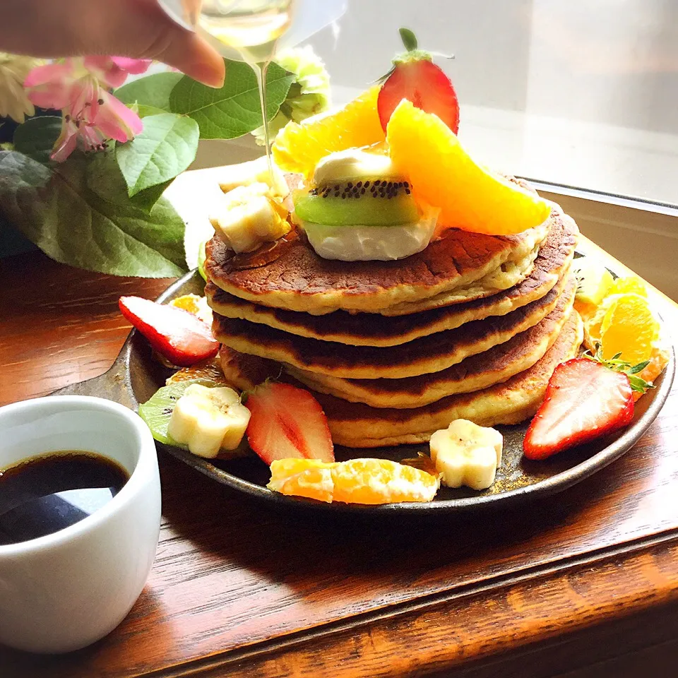 Snapdishの料理写真:バナナパンケーキ
熟れ熟れバナナを入れました🍌
パルテノという、濃いヨーグルト、
果物をトッピング
蜂蜜をタラーリ🐝
今日も１日元気👍|ゆかモンさん