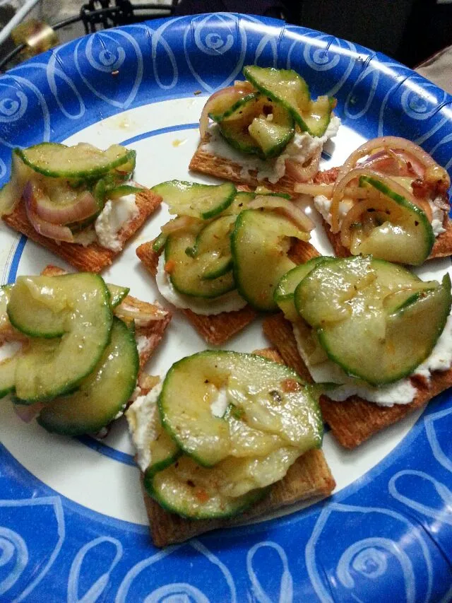 sriracha triscuits with cream chz and cucumber salad.|Polly Gelfusoさん