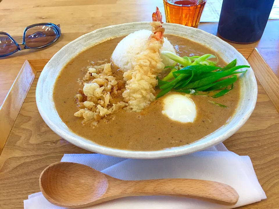 薬膳カレーに海老天乗せ|カリヤ レイイチロウ。さん