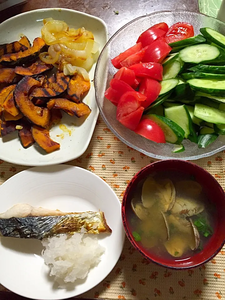 鰆の塩焼き 南瓜と玉ねぎのニンニク胡麻油焼き あさりの味噌汁 サラダ|掛谷節子さん