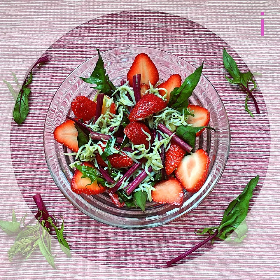 Snapdishの料理写真:Tina Tomoko😋さんの料理 いちごとシラスのマリネ！ 【Marinated strawberries and whitebait】|izoomさん