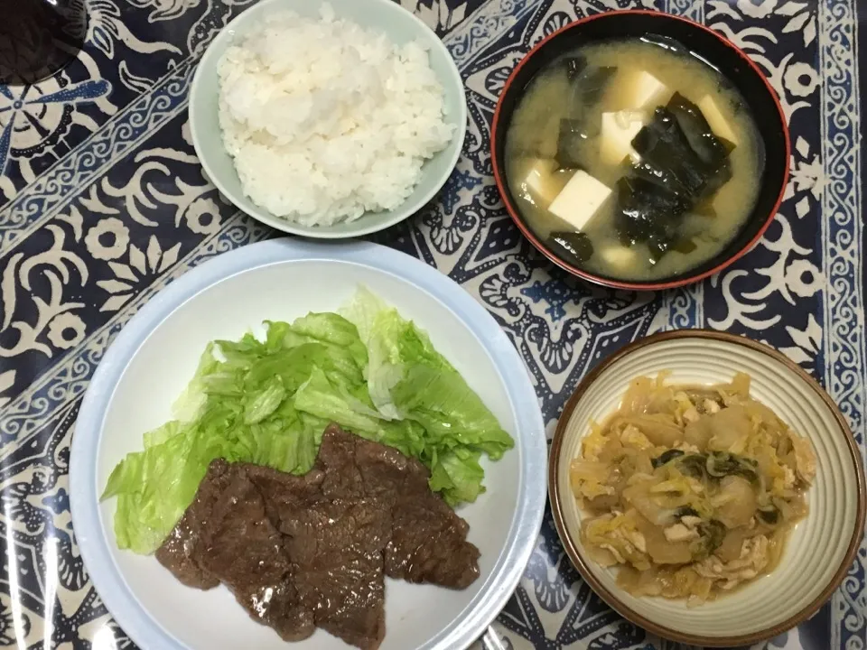 夕食も自分で料理をしました(*^_^*)     항상 채소 중심의 식상해요.  白菜と揚げを炊いて煮付けました(^o^)   #소고기 #요리 #채소|まりっぺさん