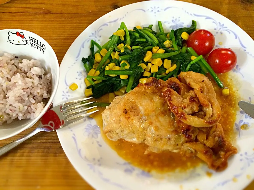 チキンステーキは、塩麹で下味をつけると胸肉もふっくら柔らかに。|mikaさん