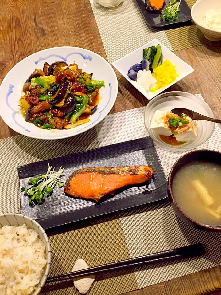 今日の晩御飯✨紅鮭の味噌漬け焼き🐟ナスと豚バラ、ブロッコリー、キャベツの味噌炒め🍃冷奴、お漬物、オクラと油揚げのお味噌汁💛|まみりんごさん