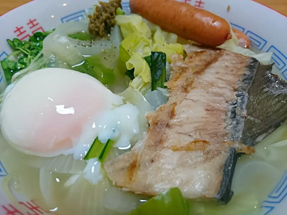 Snapdishの料理写真:具だくさんラーメン　いりこダシに柚子こしょう醤油　ポイントは温泉玉子と魚のあら|Shinji Matsuokaさん