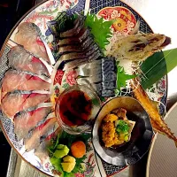 Snapdishの料理写真:ざばを一尾使った創作料理です。

鯖は刺身で食べれるものを使ってください。|ふじきょさん