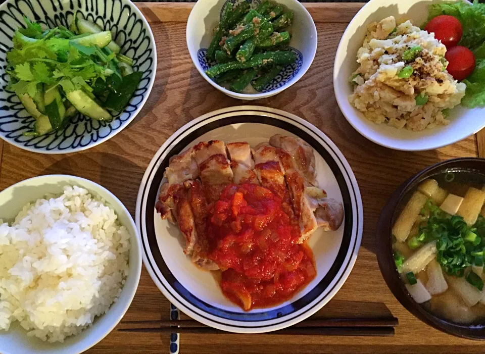 チキンソテー  トマトソース

きゅうりとパクチーのサラダ

いんげんの胡麻和え

シーチキンポテサラ

豆腐と揚げのお味噌汁|ayumiさん