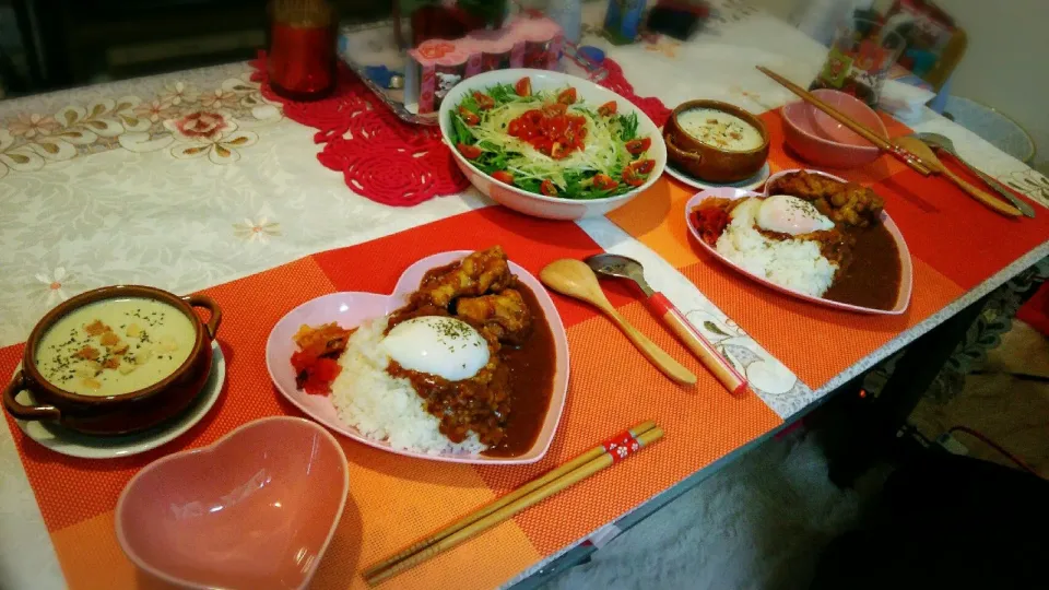 Snapdishの料理写真:♡手羽元丸ごとトマトチキンカレー
♡水菜とトマトのサラダ
♡グリーンスープ|きまぐれせなちゃん。さん