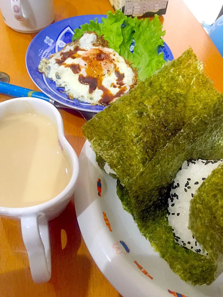 鮭おにぎり  ごま塩🍙  目玉焼き🍳  カフェオレ☕️|ch＊K*∀o(^^*)♪さん