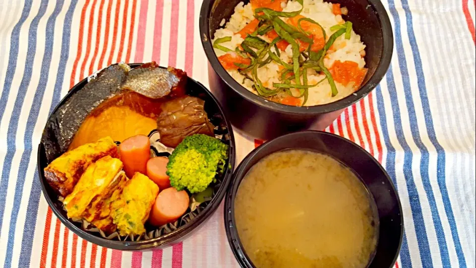 Snapdishの料理写真:お弁当。しそ梅ご飯とブリの煮付けとネギ卵焼きとウインナーと甘辛ナスとお味噌汁。プチトマト忘れたやん|エリカさん