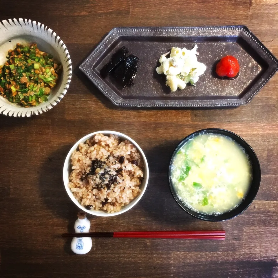 朝ごはん。あずき入り玄米とパクチー納豆。セロリの葉っぱと卵のお味噌汁。常備菜。|yukko7740さん