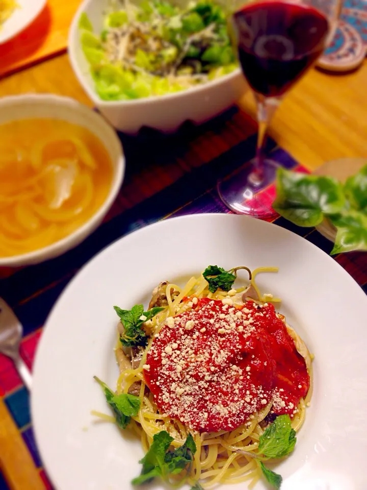 16/05/12 平茸のトマトバジルソースパスタ，タマネギスープ，サラダ菜とモヤシの胡麻マヨサラダ|kykyさん